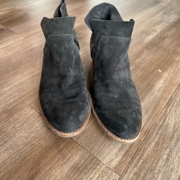Dolce Vita Suede Grey Ankle Booties in Size 6.5 - Picture 3 of 6
